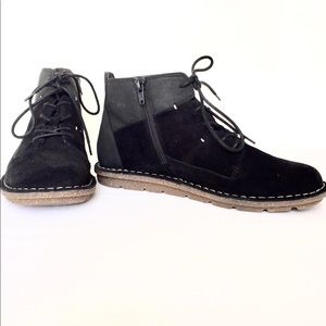 NWOT CLARKS WOMEN’S BLACK SUEDE ANKLE BOOTS SZ 7.5